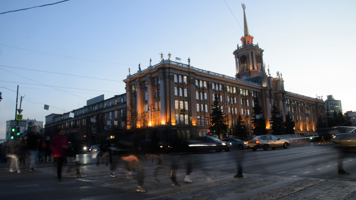 Чиновники намерены потратить более 100 млн рублей на подсветку мэрии Екатеринбурга
