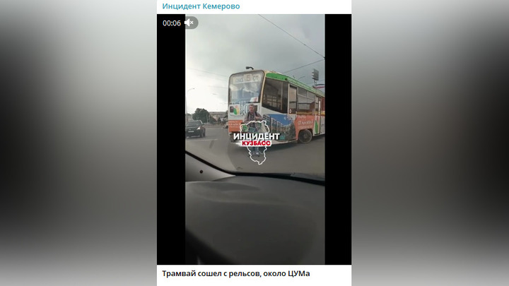 Трамвай сошел с рельсов на дороге в Кемерове