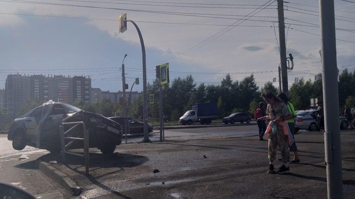 В Челябинске такси запрыгнуло на ограждение на тротуаре