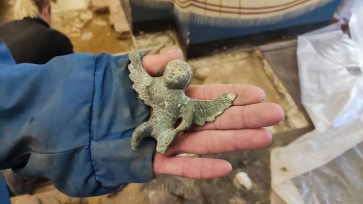 В Успенском соборе Владимира нашли фигурку ангела XII века из неизвестного науке материала