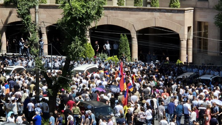 Оппозиция Армении собралась у здания Следственного комитета, где озвучила своё первое требование