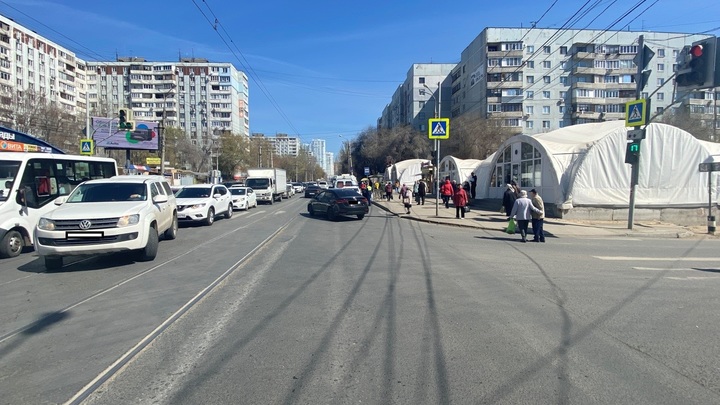 В Самаре иномарка сбила маму с годовалым ребёнком на перекрёстке