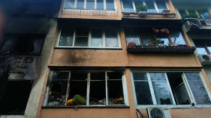 В Сочи спасатели из задымленной квартиры эвакуировали двухгодовалого ребенка и его родителей