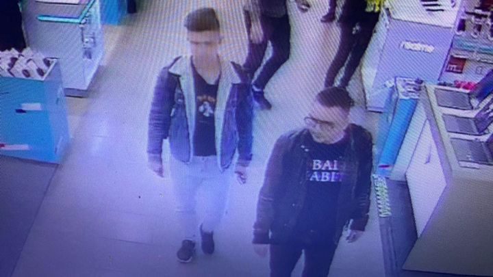 В Новосибирске разыскивают двух парней, укравших из магазина ноутбук