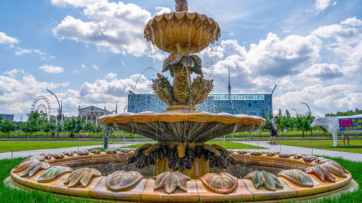 Впервые за 40 лет на ВДНХ заработал похожий на букет фонтан