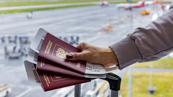 Новосибирцев предупредили, как мошенники крадут деньги при покупке билетов на поезда и самолёты