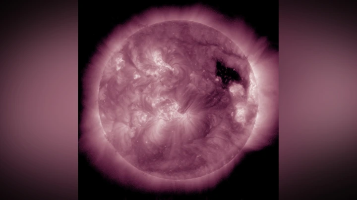 Ученые зафиксировали первую за трое суток мощную вспышку на Солнце.