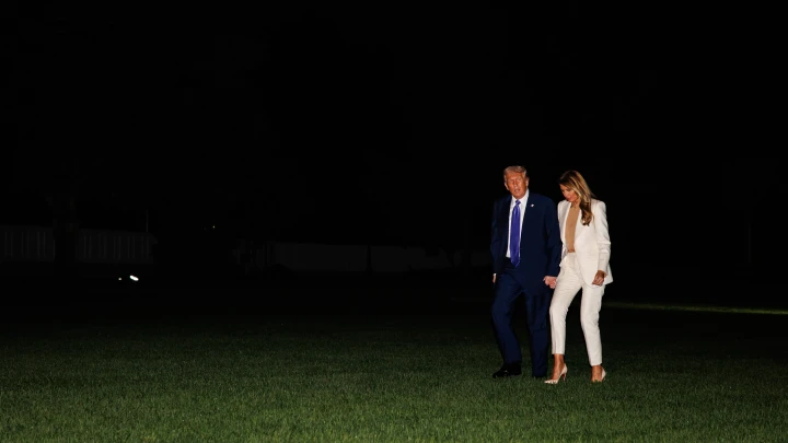 Ткнул в Меланию пальцем: Перепалку Трампа с женой сняли на видео