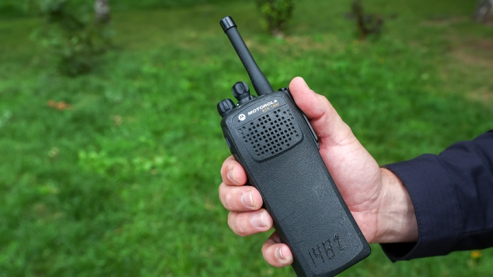 Разведчик на СВО получает зарплату морковкой. У него есть шлем и рация