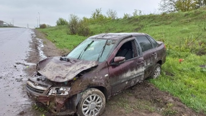Чудом остался жив: на Обводном шоссе Тольятти перевернулась Лада Гранта