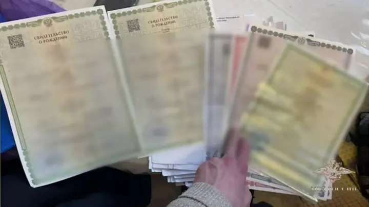 Лжеотца 664 детей с подельниками задержали за получение 237 млн рублей