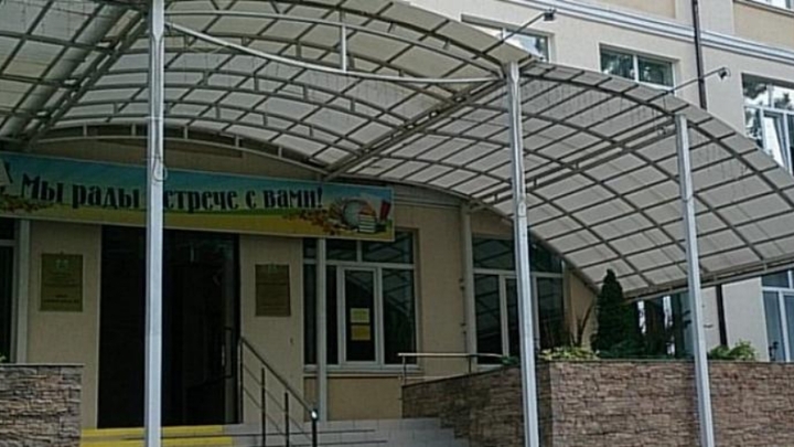 В Краснодаре ученик гимназии №40 в течение двух лет систематически избивал одноклассницу