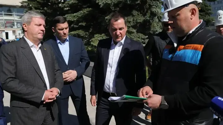 Александр Цыбульский приехал с проверкой на площадь Профсоюзов