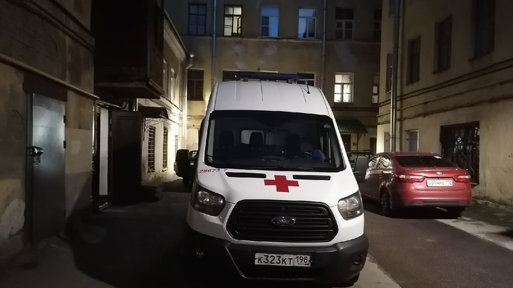 Чинили крышу — уронили потолок: мать двоих детей засыпало штукатуркой на Петроградке