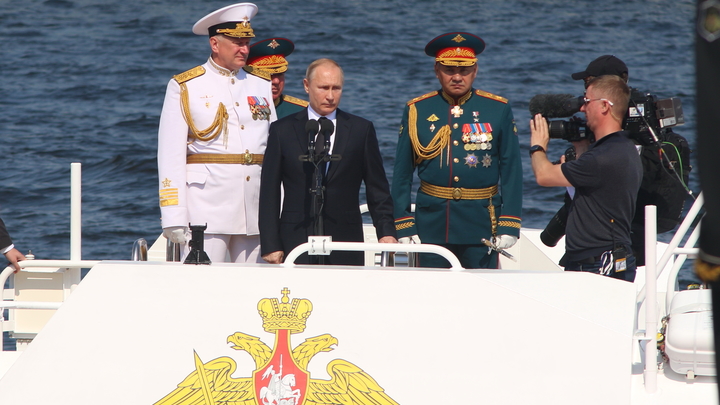 Владимир Путин приветствовал моряков в Кронштадте