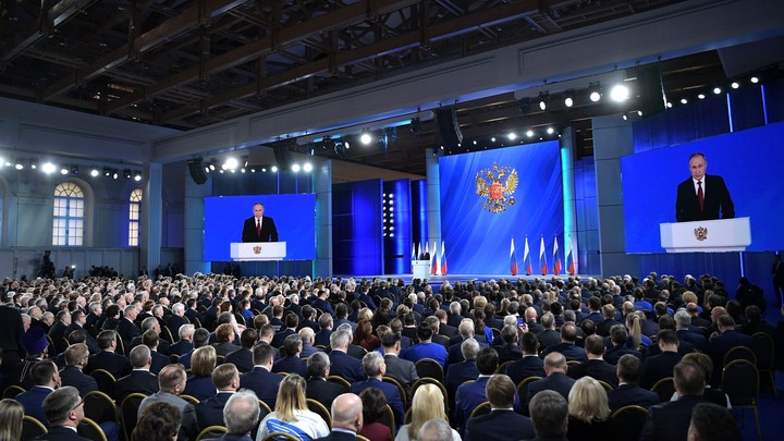 Путина резко прервали во время послания. Встал весь зал