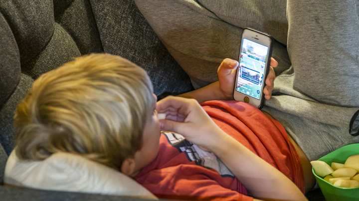 Мошенники добрались до детей: IT-эксперт рассказал, как бесплатные игры лишают родителей денег