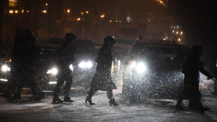 Тротуар в центре Екатеринбурга стал причиной конфликта пешеходов и автомобилистов