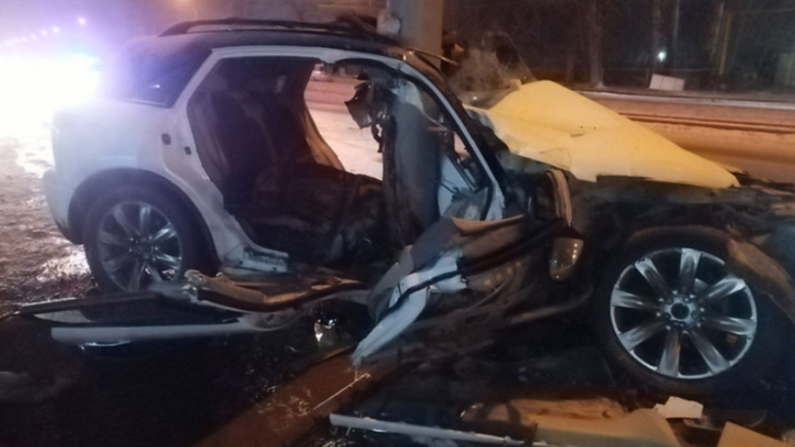 В Новосибирске автомобиль Infiniti врезался в столб: есть погибший, мальчик в больнице