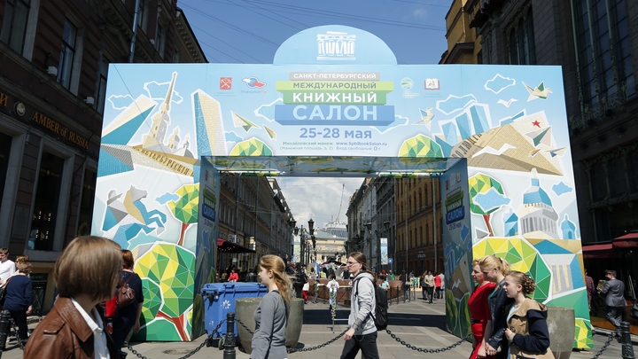 Переодеться сугробом, тогда не уберут: почему Пелевину отказали в Книжном салоне в Петербурге
