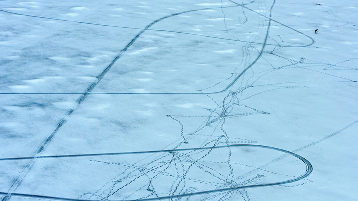 Двое мужчин шесть часов дрейфовали на льдине по Ладожскому озеру