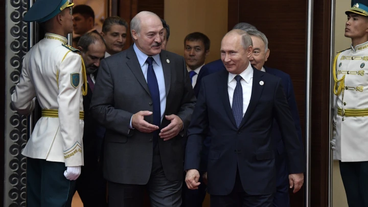 Лукашенко прибыл в Москву с официальным визитом. Его встретил почётный караул