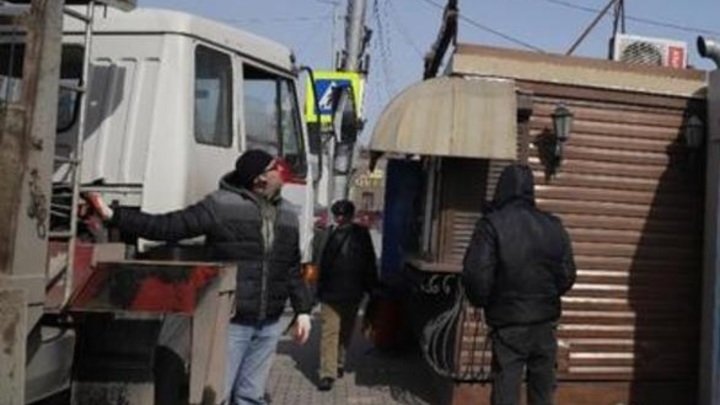 В Ростове мэрия проигрывает в борьбе с нелегальными табачными ларьками: Отбиваться хотят цветами