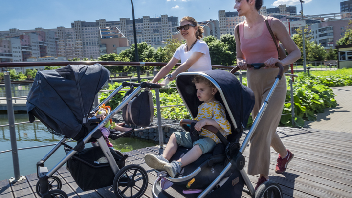 Подмосковных родителей призывают не оставлять детей одних в машине в такую жару