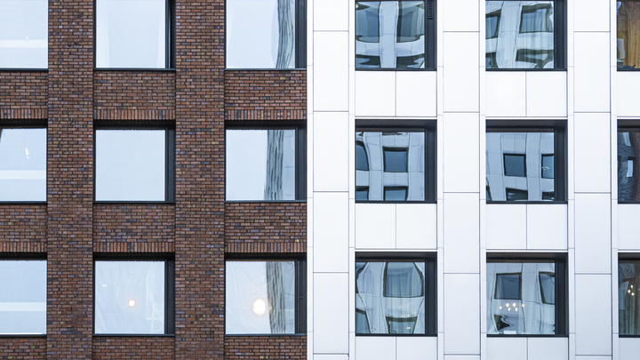 В Краснодаре мужчина насмерть разбился, выпав из окна квартиры на третьем этаже