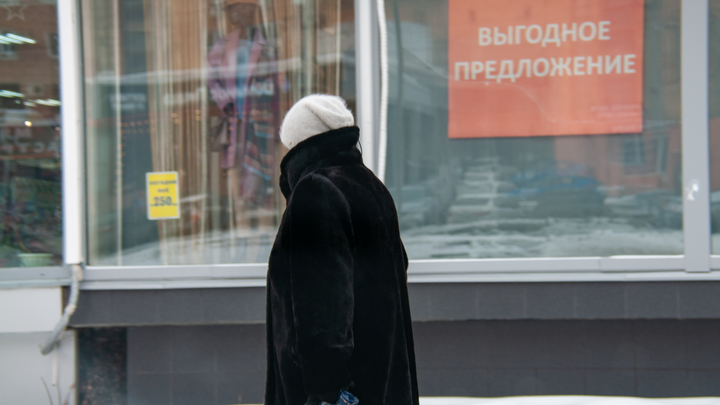 Парень с листовками оскорбляет пенсионерок на улицах Новосибирска