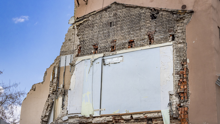 Активисты засели в доме Басевича: здание сносят вместе с людьми внутри