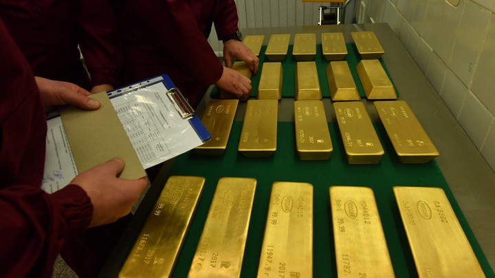 Запад в панике. Страны мира забирают своё золото у США и Британии