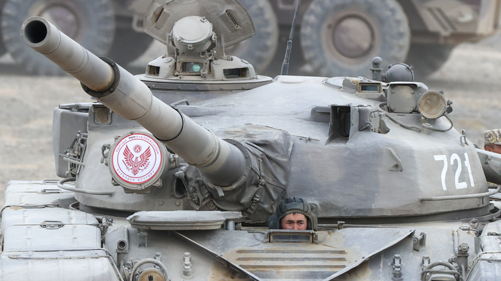 Не спасла даже динамическая защита: Русский танк разбил украинскую боевую машину с одного удара