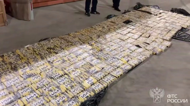 Больше полутонны кокаина на 1,5 млрд рублей перехватили таможенники: Колумбийцы везли наркотик в обычном контейнере