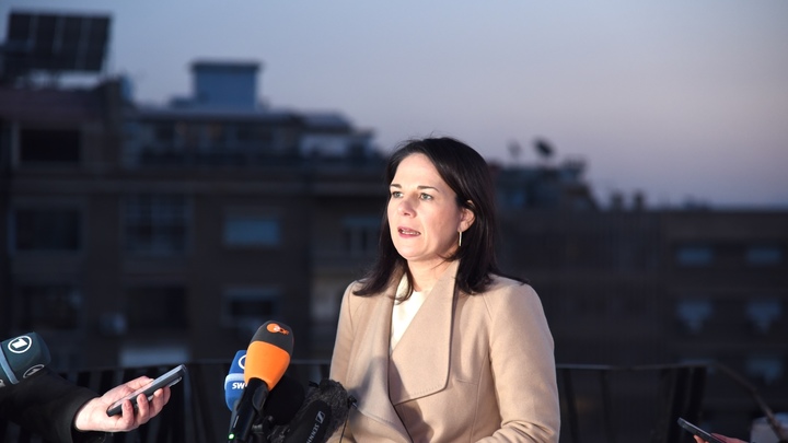 Бербок в Сирии не стали жать руку. А она привычно начала хамить: Детали от Welt