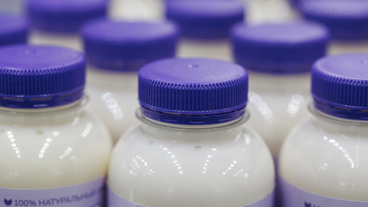 Прилавки России заполонило поддельное молоко: На вкус не отличишь - распознать фальсификат можно только одним способом