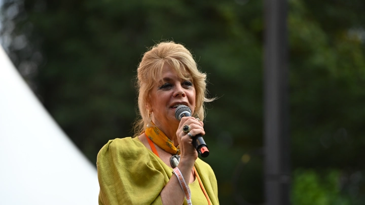 Пятая колонна прививает пошлость: Любовь Казарновская раскритиковала Голубые огоньки