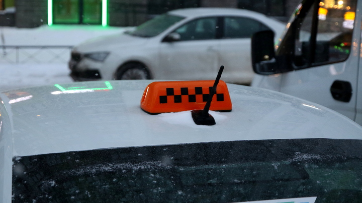 В Новосибирске водитель такси не довёз мать с грудничком до подъезда в сильный мороз