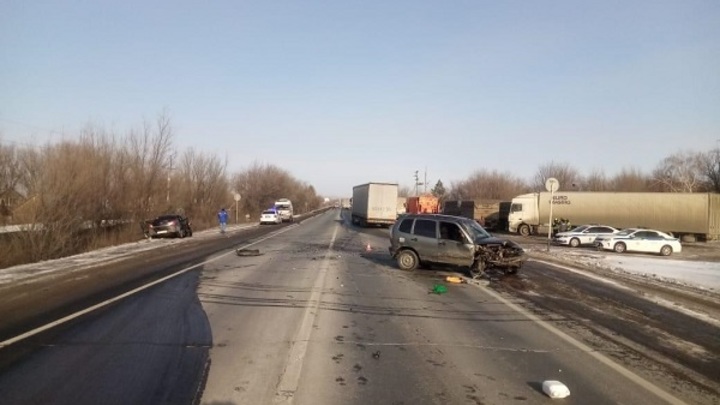 На трассе в Самарской области лоб в лоб столкнулись две иномарки. Есть пострадавший