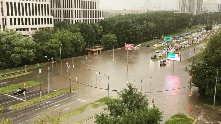 Дороги превратились в реки после ливня в Москве