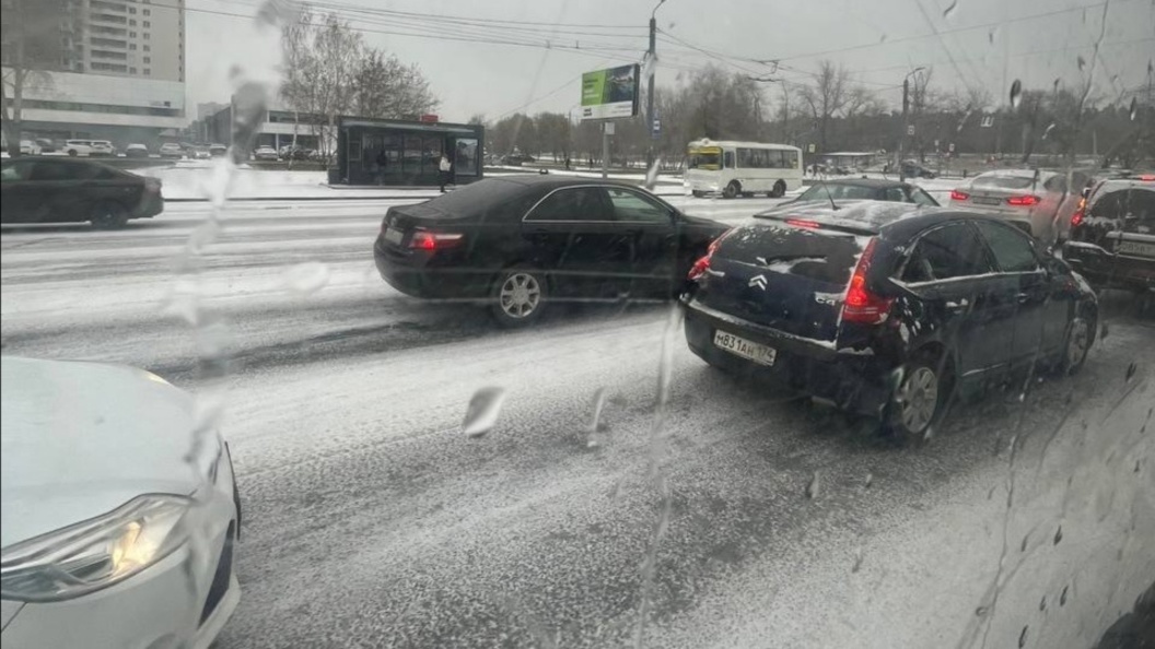 Челябинск 30 декабря. Заснеженный автомобиль. Машина на дороге зима пробки. Снегопад Самарская область. На дороге выпал снег.