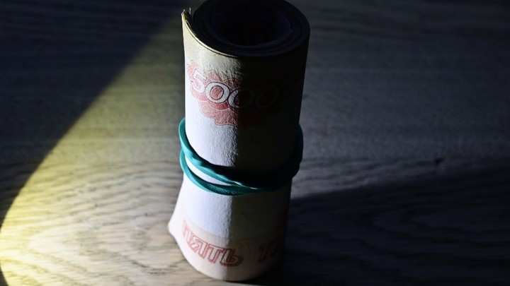 Остановить падение рубля: Россия может закрутить гайки капиталу - Bloomberg