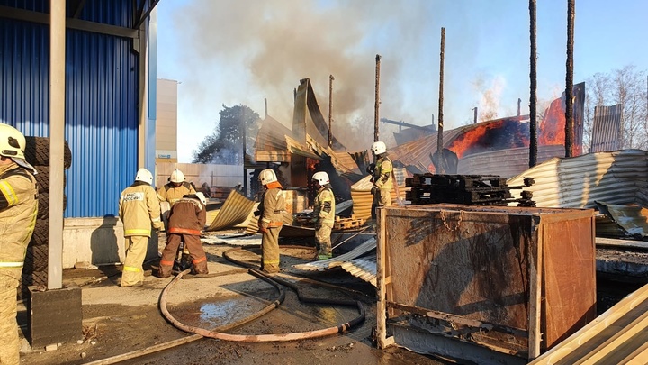 Под Екатеринбургом огонь уничтожил большой ангар
