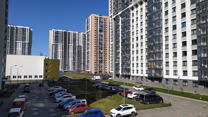 В Екатеринбурге разгорается конфликт между жильцами и хозяином парковки у дома
