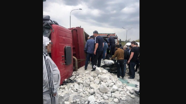 На 35-м километре МКАД грузовик со щебнем опрокинулся на иномарку