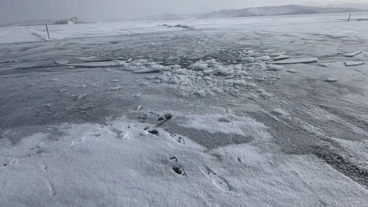 Опубликованы кадры с места провала УАЗа с туристами под лёд Байкала