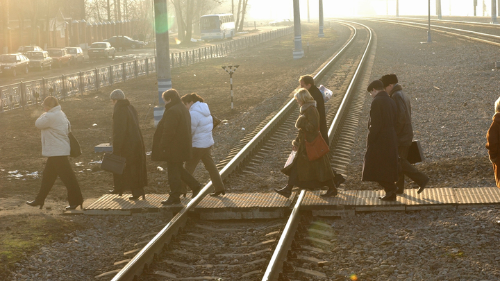 В прокуратуре назвали опасным переход в Зубчаниновке, где погибла женщина