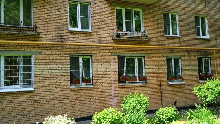 На востоке Москвы малыш выпал из окна