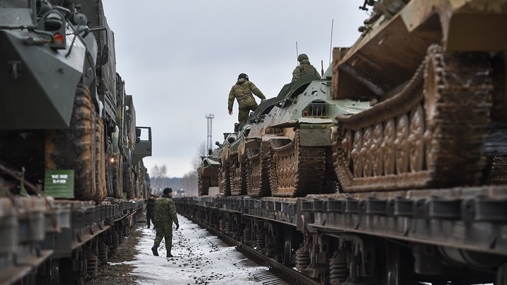 Большое количество военной техники едет из Крыма в Херсон