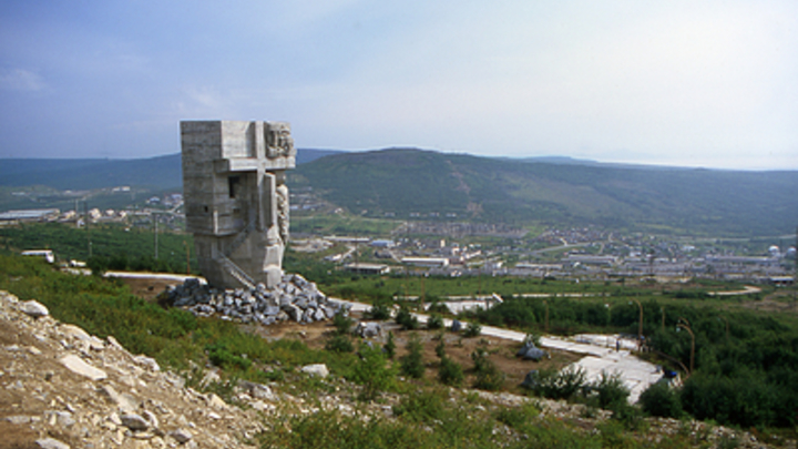 Выжить в Магадане: Пассажиры рейса в Сан-Франциско осваиваются в столице Колымы